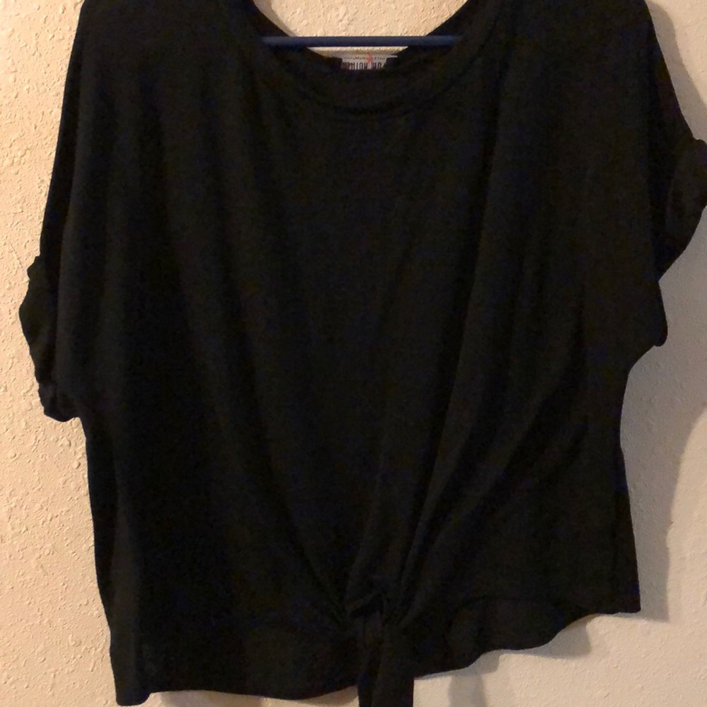 Black tie waist T-shirt with cuffed sleeves